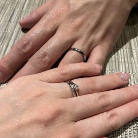 【銀座ダイヤモンドシライシの口コミ】 婚約指輪と重ねた時に合うもののデザインを提示してもらい、その中から選…