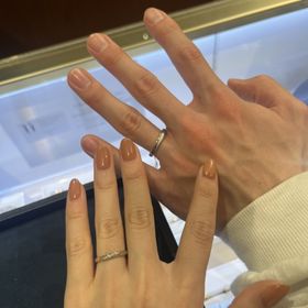 【4℃ BRIDAL(ヨンドシーブライダル)の口コミ】 ストレートタイプですが、ダイヤがななめに入っているデザインがすごくお…