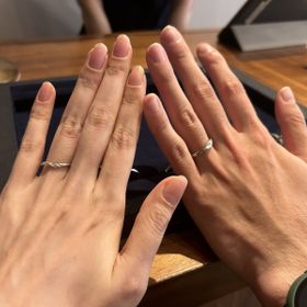 【Galopine & Galopin(ガロピーネガロパン)の口コミ】 V字のラインが指を細く、長く見せてくれるのがいいと思いました。太さも、…