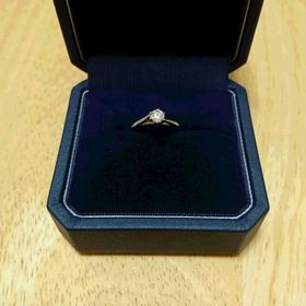 【銀座ダイヤモンドシライシの口コミ】 指輪を嵌めた時、一番しっくりと指に馴染んだリングを選びました。
また、…