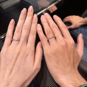 【ラザール ダイヤモンド(LAZARE DIAMOND)の口コミ】 V字のラインがしっかりしていて、指をより細く、長く見せてくれるような気…