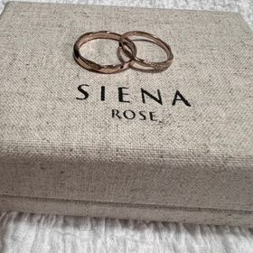 【SIENAROSE(シエナロゼ)の口コミ】 捻りがあるためシンプルなデザインながら飽きの来ないテイストに仕上がっ…
