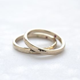 【湘南彫金工房 andfuseの口コミ】 オリジナルデザインの『minamo』は、槌目より打面が細かいため、光の反射…