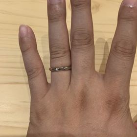 【ラザール ダイヤモンド(LAZARE DIAMOND)の口コミ】 シンプルで服装を選ばないスタイリッシュなデザインです。
少し太めで指の…