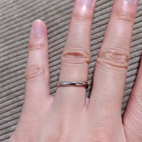 【銀座ダイヤモンドシライシの口コミ】 ウェーブデザインがおしゃれで指が綺麗に見え、指にフィットするのでつけ…