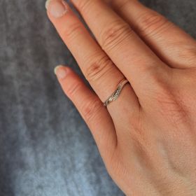 【ケイウノ ブライダル(K.UNO BRIDAL)の口コミ】 ひねりのラインがある指輪を探していたのですが、こちらのデザインが一番…