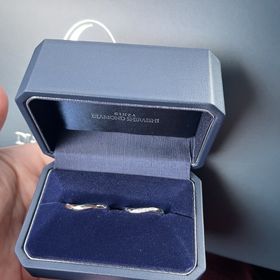 【銀座ダイヤモンドシライシの口コミ】 カーブしているのが可愛いデザインで悩んだ末に決めました！
ダイヤの数も…