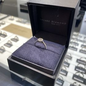 【ラザール ダイヤモンド(LAZARE DIAMOND)の口コミ】 指輪の中心部分だけでなく、サイドにも細かいダイヤが散りばめられており…