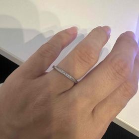 【銀座ダイヤモンドシライシの口コミ】 シンプルでどんな服装どんな手先の方でも合うデザインだと思います。
女性…