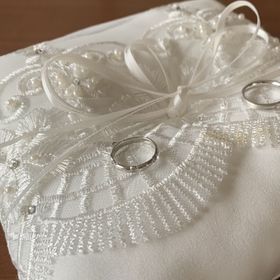 【クアラントット】の口コミ リボンのようなデザインでとても可愛らしいリングです。
宝石がついていな...