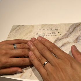 【ラザール ダイヤモンド(LAZARE DIAMOND)の口コミ】 内側がゴールド、外側がプラチナのコンビネーションリングです。
内側のゴ…