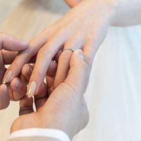 【俄(にわか)の口コミ】 指が綺麗に見えるデザインでとても気に入っています。
男性用も細めのデザ…