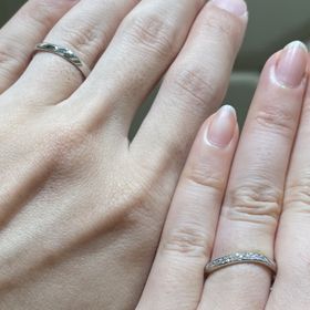 【ラザール ダイヤモンド(LAZARE DIAMOND)の口コミ】 どちらの指輪にも軽くウェーブがかっており、たくさんついているダイヤモ…