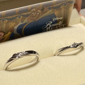 【ケイウノ ブライダル(K.UNO BRIDAL)の口コミ】 こちらの指輪は、美女と野獣をイメージしたデザインで女性側はベルが着て…