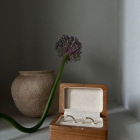 【atelier ST, CAT(アトリエ エスティーキャット)の口コミ】 どちらも磨き具合が違うところです。
指輪のくぼみの部分は荒目のザラザラ…