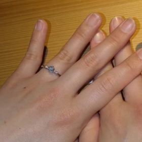 【TOMOE(トモエ)の口コミ】 中心の大きなダイヤの両側に、小さなダイヤが並んでいるデザインを探して…