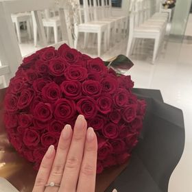 【ラザール ダイヤモンド(LAZARE DIAMOND)の口コミ】 まず一目見た時の輝きに感動します。特殊なカットによって光の角度が変化…