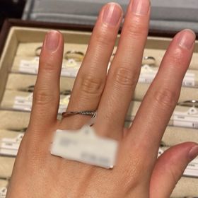 【ケイウノ ブライダル(K.UNO BRIDAL)の口コミ】 きゅっと真ん中がひねってあるようなデザインが特徴の指輪でした。ひねっ…
