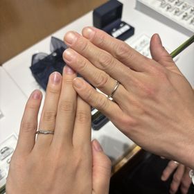 【銀座ダイヤモンドシライシの口コミ】 重ね付けしても良いですし、結婚指輪単体でつけていても細かいダイヤが綺…