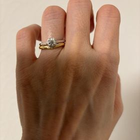 【銀座ダイヤモンドシライシの口コミ】 ぐるりとメレダイヤで囲まれたヘイローリングが欲しいと思っていました。
…