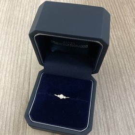 【銀座ダイヤモンドシライシの口コミ】 3つストーンの並んだ、ゴージャスなデザインにしました。
石の大きさはそ…