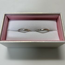 【nocur(ノクル)の口コミ】 指を少しでも綺麗に見せるために、指輪自体の幅が細くてv字ラインの指輪を…