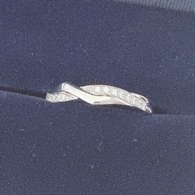 【銀座ダイヤモンドシライシの口コミ】 一般的な結婚指輪に比べて、少し特徴のある指輪のデザインで、他の人と被…