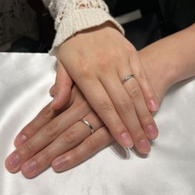 【銀座ダイヤモンドシライシの口コミ】 両サイドが少し厚みが薄く作られており、普段リングなどーつけない自分で…