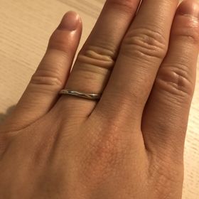 【ラザール ダイヤモンド(LAZARE DIAMOND)の口コミ】 シンプルな作りの中でウェーブがかかっており綺麗な商品です。特に指が細…