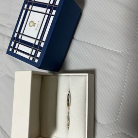 【RosettE(ロゼット)の口コミ】 この指輪は一部がゴールドになっています。
若干ウェーブ？っぽくもなって…