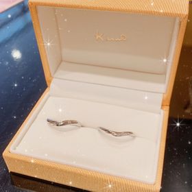 【ケイウノ ブライダル(K.UNO BRIDAL)の口コミ】 メインの素材はプラチナなのですが、ちょこっとだけ差し色があり、ダイヤ…
