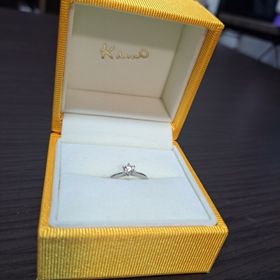 【ケイウノ ブライダル(K.UNO BRIDAL)の口コミ】 ダイヤモンドは0.2カラット程でお願いしました。
場所によって輝きが変わ…