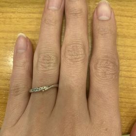 【Something Blue(サムシングブルー)の口コミ】 正面で手を繋いだように見えるデザインが素敵で、ダイアモンドの他にもブ…