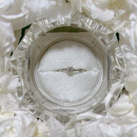 【ラザール ダイヤモンド【取扱店販売】の口コミ】 指輪のデザインですが、大きなダイヤモンドの両脇に小さなピンクダイヤモ…