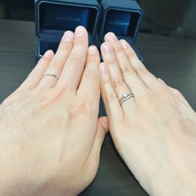 【銀座ダイヤモンドシライシの口コミ】 婚約指輪と結婚指輪が重ね付けできるデザインが充実していた。
カタログで…