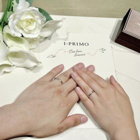 【アイプリモ(I-PRIMO)の口コミ】 指輪の片方の側面にダイヤが複数あり、シンプルにも見えるがゴージャスに…