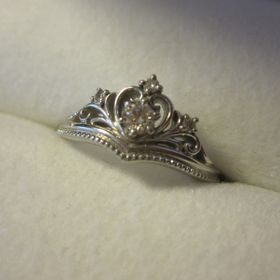 【ケイウノ ブライダル(K.UNO BRIDAL)の口コミ】 ティアラモチーフというところが可愛くて女性らしくときめきました。
主人…