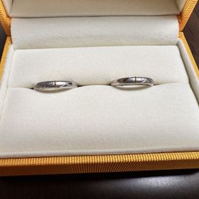 【ケイウノ ブライダル(K.UNO BRIDAL)の口コミ】 既製品をベースにセミオーダーの形で艶消しや模様の追加。
指輪の内側のデ…