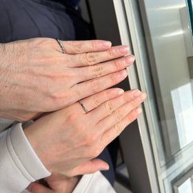 【アイプリモ(I-PRIMO)の口コミ】 シンプルで飽きのないデザインです。真ん中にダイヤモンドが5粒入っており…