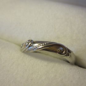 【ケイウノ ブライダル(K.UNO BRIDAL)の口コミ】 この写真ではわかりませんが、実は主人と私の指輪を重ねると一つのモチー…