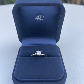 【4℃ BRIDAL(ヨンドシーブライダル)の口コミ】 素材はPt950
価格は30万円代です。
ダイヤモンドを包むようにツメがデザイ…