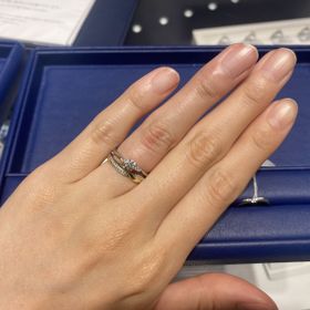 【銀座ダイヤモンドシライシの口コミ】 デザインは交差しててすごく可愛かったです。結婚指輪にはあまり見ないデ…