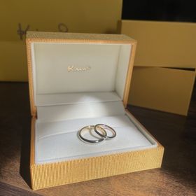 【ケイウノ ブライダル(K.UNO BRIDAL)の口コミ】 表と裏が違う色味の指輪です！雑誌で見ていたもので実際見たらすごく可愛…