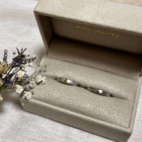 【mina.jewelry(ミナジュエリー)の口コミ】 デザインはふわふわというデザインで、素材はプラチナ、挟み込みでゴール…