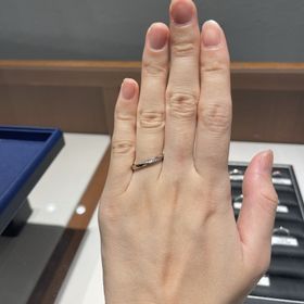 【銀座ダイヤモンドシライシの口コミ】 シンプルなデザインではあるものの、ダイヤモンドが埋め込まれているデザ…