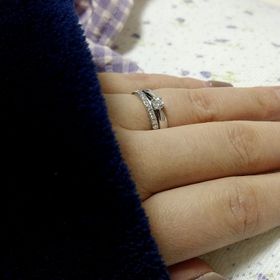 【GALA JEWELRY(ガラジュエリー)の口コミ】 ハーフエタニティなのでシンプルにもできる。
普段はダイヤを上にしている…