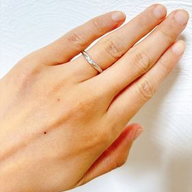 【ケイウノ ブライダル(K.UNO BRIDAL)の口コミ】 様々なリングを試着したが、シンプルだけど、ダイヤが散りべられていてか…