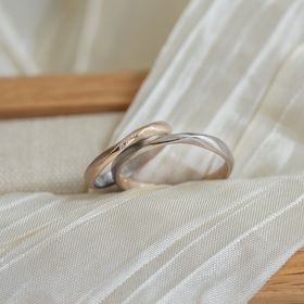 【Cayof(カヨフ)の口コミ】 普段着に馴染みつつも存在感のあるデザインにしたかったので、ねじれの部…