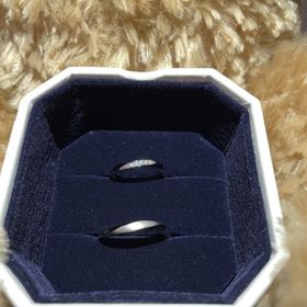 【4℃ BRIDAL(ヨンドシーブライダル)の口コミ】 アクアリリーを選択。価格はペアで25万円ほど。着け心地も良く、品があり…