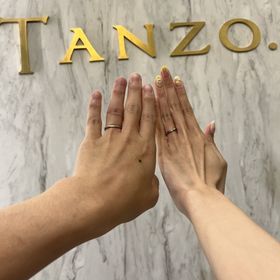 【TANZO.(鍛造指輪)の口コミ】 指輪のデザインを鏡面と槌目加工にして頂いたので、どの角度から見てもキ…